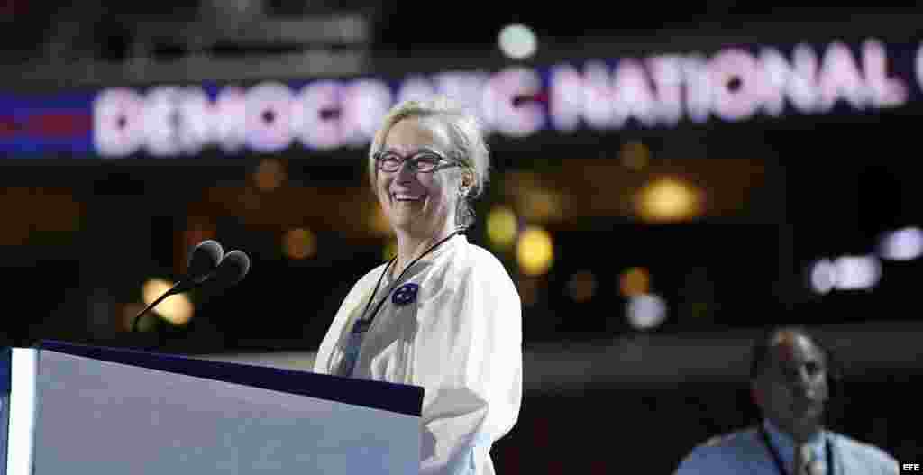 La actriz estadounidense Meryl Streep sonríe desde el podio hoy, martes 26 de julio de 2016, durante el segundo día de la Convención Nacional Demócrata, en el Wells Fargo Center de Filadelfia, Pensilvania (EE.UU.). La convención de cuatro días finalizará 