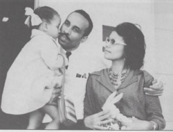 Oliva con su esposa y su hija.