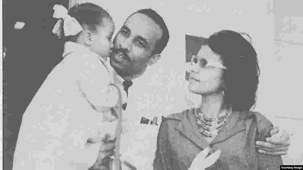 Oliva con su esposa Gloria y su hija María.