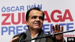El candidato a la presidencia de Colombia por el partido Centro Democrático, Oscar Iván Zuluaga, llega a una rueda de prensa hoy, viernes 13 de junio de 2014, en Bogotá (Colombia).