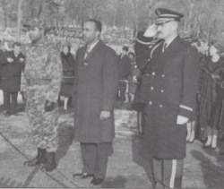 En el Cementerio de Arlington Erneido Oliva (centro) y a la izq. Luis González Lalondry