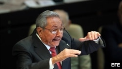Raúl Castro pronuncia un discurso durante la sesión de clausura de la Asamblea Nacional en la que dejó el cargo de presidente del Consejo de Estado y Ministros. 