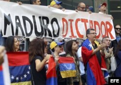 Venezolanos residentes en la isla de Madeira participan en una manifestación convocada por el movimiento civil "Luso-venezolanos por la verdad".
