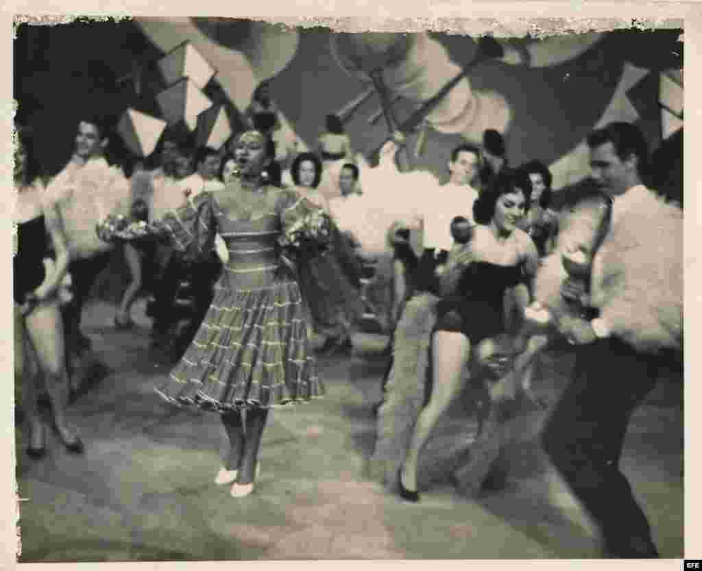 Celia Cruz durante la d&eacute;cada de los a&ntilde;os 50, con un traje azul de algod&oacute;n en la presentaci&oacute;n de una revista musical.