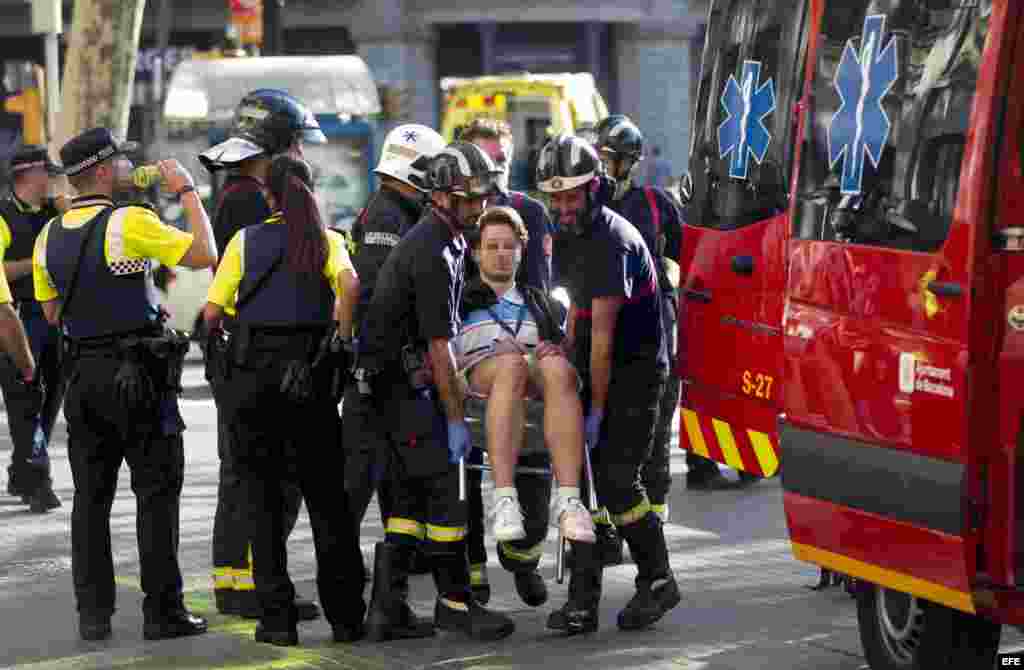 Traslado de uno de los afectados por el atentado ocurrido en las Ramblas de Barcelona, un atropello masivo en el que una furgoneta ha arrollado a varios peatones.