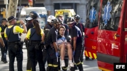 Traslado de uno de los afectados por el atentado ocurrido en las Ramblas de Barcelona, un atropello masivo en el que una furgoneta ha arrollado a varios peatones.