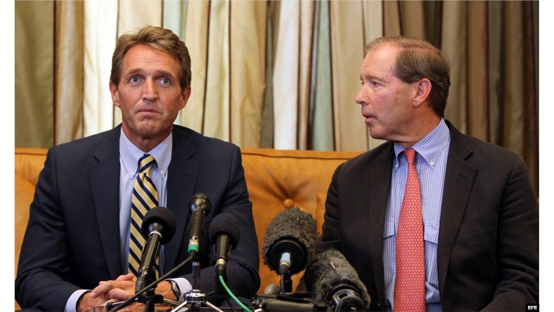 Jeff Flake (i) ofrece una rueda de prensa en La Habana.