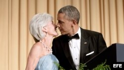 Barack Obama y Kathleen Sebelius.