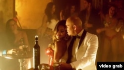 Imagen tomada del video musical "Fireball"