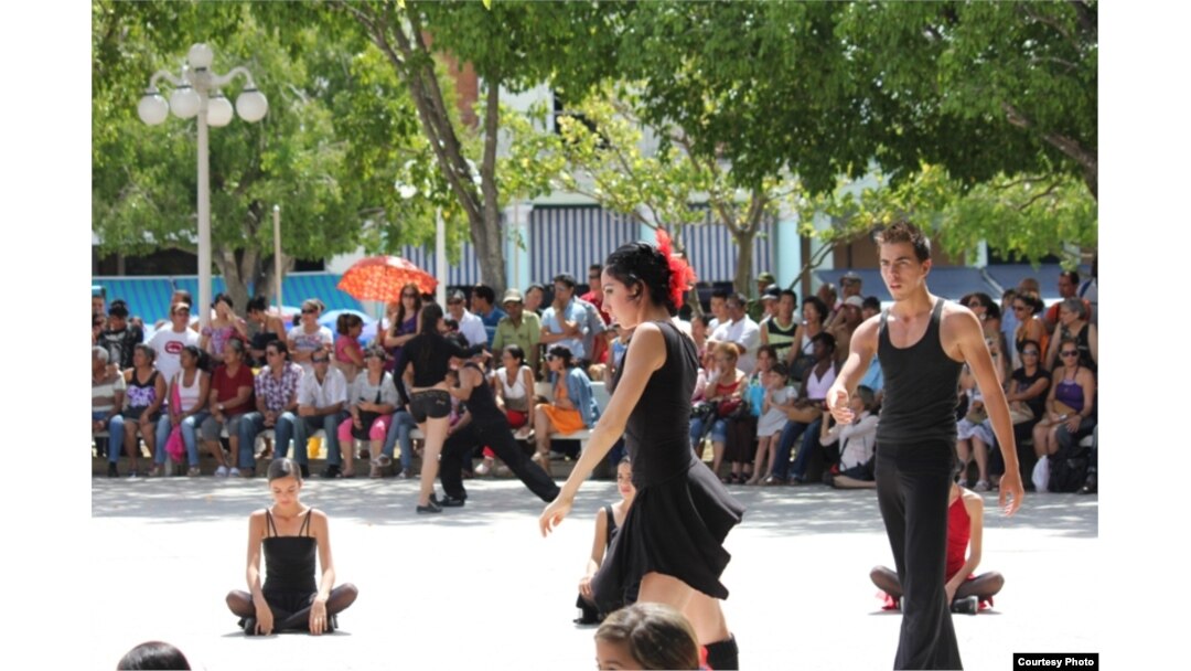 Un grupo de danza comunitario en la ciudad de Holguín. Foto cortesía de Luis F. Rojas.