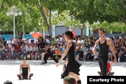 Un grupo de danza comunitario en la ciudad de Holguín. Foto cortesía de Luis F. Rojas.