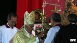 Papa condecora con Rosa de Oro a la Virgen Mambisa 