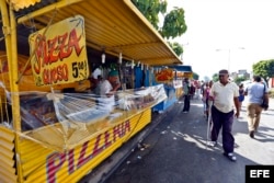 Un kiosco vende comida ligera en una calle de Santiago de Cuba.