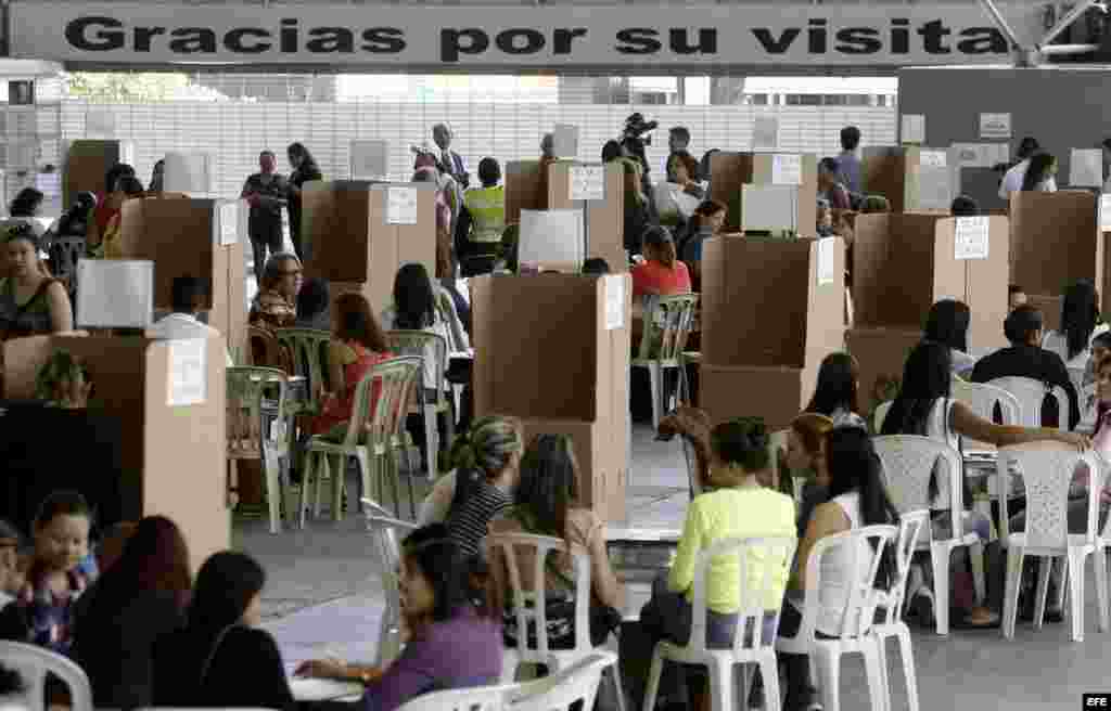Fotografía de un centro de votación por el plebiscito sobre el acuerdo de paz hoy, domingo 2 de octubre de 2016, en Medellín.