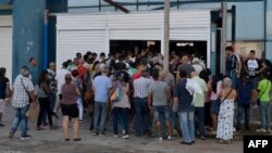 Cubanos se aglomeran para hacer comprar en mercados de la capital