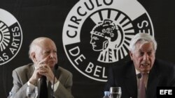 Los escritores Jorge Edwards (i) y Mario Vargas Llosa durante la conferencia de prensa que hoy, miércoles 25 de julio de 2012, ofrecieron en Madrid, en la que presentaron el "Llamado a la concordia", un manifiesto firmado por intelectuales y personalidade
