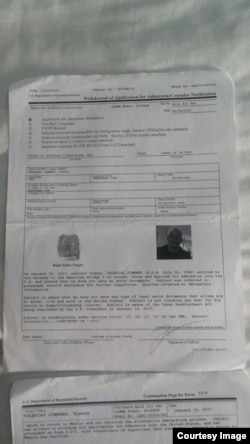 Documento entregado a Yoanny Santana por el funcionario de Departamento de Seguridad Nacional