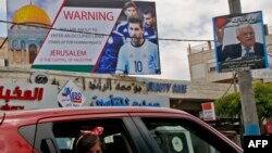En la ciudad de Hebron, un cartel de protesta contra el ya suspendido amistoso Israel-Argentina.