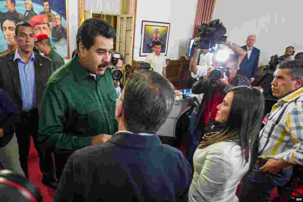 El presidente de Venezuela, Nicolás Maduro (i), saluda a los alcaldes del bloque opositor que resultaron electos en las pasadas elecciones municipales efectuadas el 8 de diciembre del presente año, en el Palacio de Miraflores en Caracas (Venezuela). 