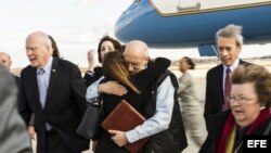 Fotografía cedida por la Fuerza Aérea de los Estados Unidos donde se ve al contratista estadounidense Alan Gross (c) abrazar a un familiar que lo esperaba a su regreso después de cinco años de cautiverio en Cuba. Archivo.