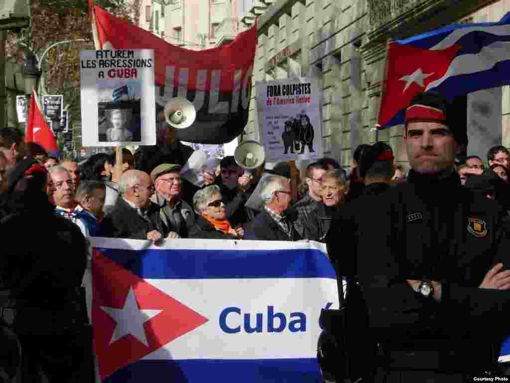 Grupos pro castristas catalanes enfrentaban en 2010 a exiliados cubanos en consulado de Barcelona.