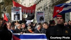 Grupos procastristas catalanes enfrentaban en 2010 a exiliados cubanos en consulado de Barcelona. Foto: Jorge Ignacio Pérez.