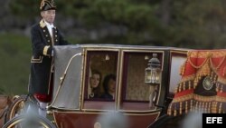 Caroline Kennedy (i), abandona el Palacio Imperial en coche de caballos tras entregar sus credenciales como nueva embajadora de EEUU en Japón al emperador Akihito. 