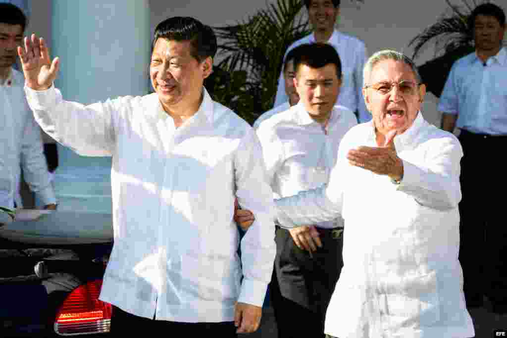 Xi viajó desde La Habana a Santiago de Cuba junto a Raúl Castro en el avión presidencial chino, vistiendo ambos guayaberas blancas.