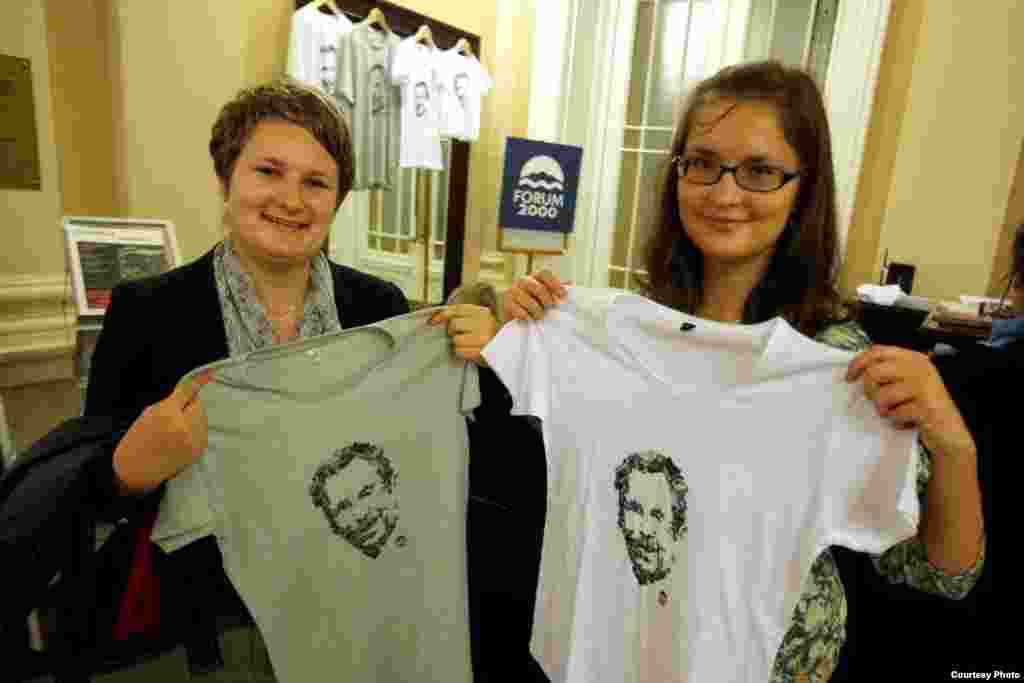 Asistentes al Fórum 2000, visten camisetas con la imagen del desaparecido presidente checo, Václav Havel.