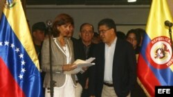 El ministro de Relaciones Exteriores de Venezuela, Elias Jaua (d), participa en una firma de acuerdos con su homóloga colombiana, Ángela Holguín (i).