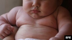 Foto de archivo (28/02/04) de un bebé de tres meses que pesa 8 kg. 