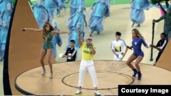 Pitbull canta junto a Jennifer López y Claudia Leitte