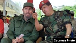 Fidel Castro y Hugo Chávez en Venezuela en 2001 (Archivo).