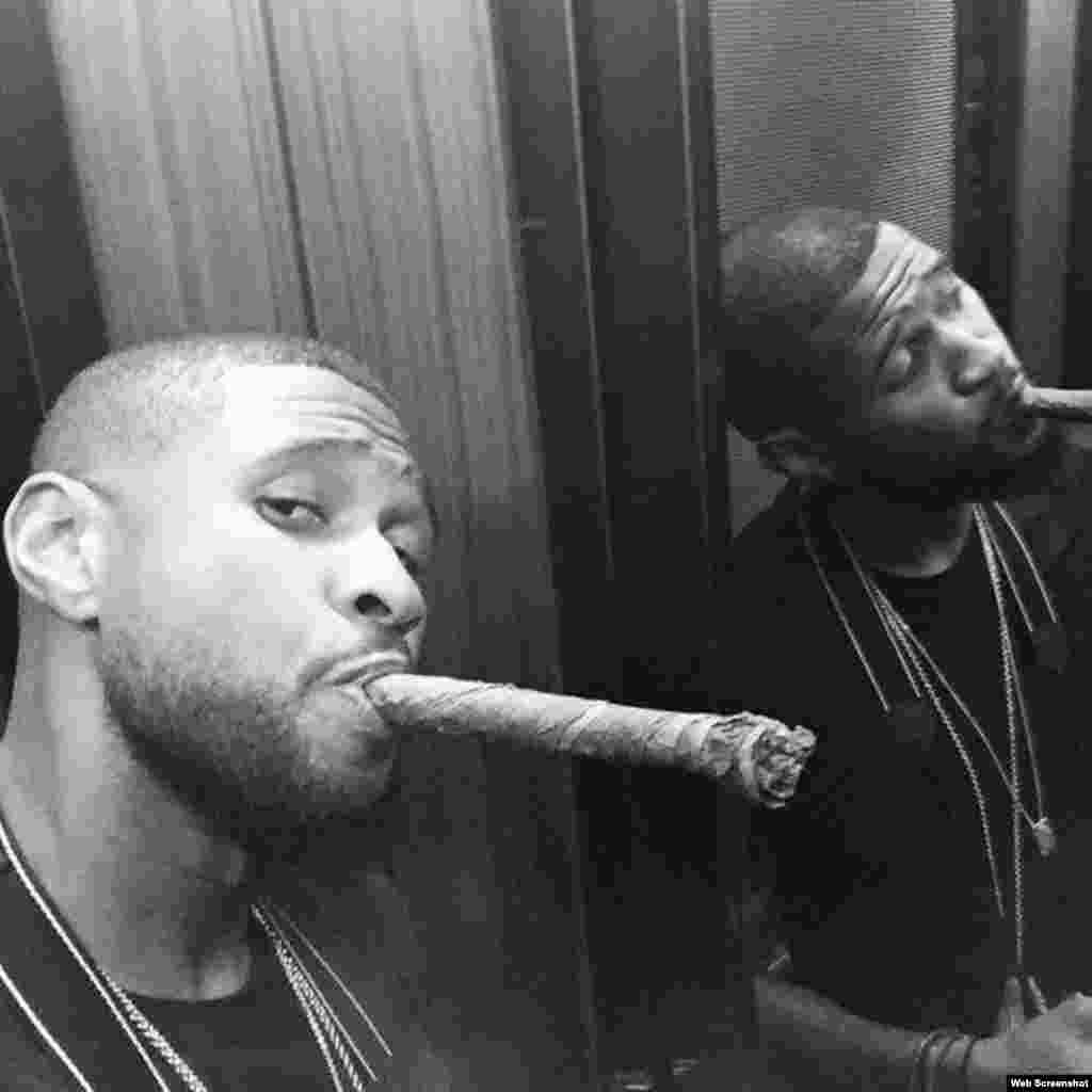 El rapero Usher posa fumando en su viaje Cuba. 