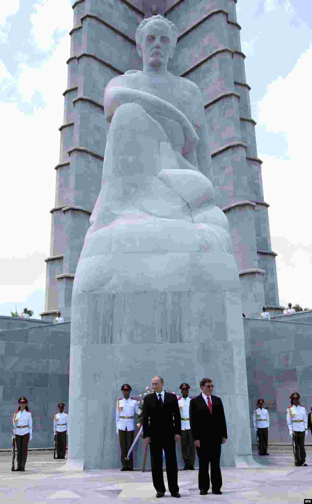 El presidente de Rusia Vladimir Putin (c-i) y el canciller cubano Bruno Rodríguez (c-d) participan en una ofrenda floral ante la estatua del prócer cubano José Martí 