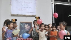 Varios niños festejan una fiesta de cumpleaños a Fidel Castro, en La Habana, Cuba.