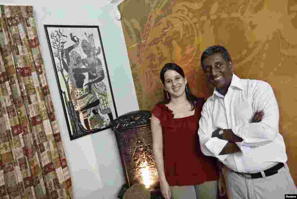 Ojacy Curbello y su esposo Cedric Fernandez, un londinense de origen srilankés, son los dueños de "Bollywood," el primer restaurant indio en Cuba. 