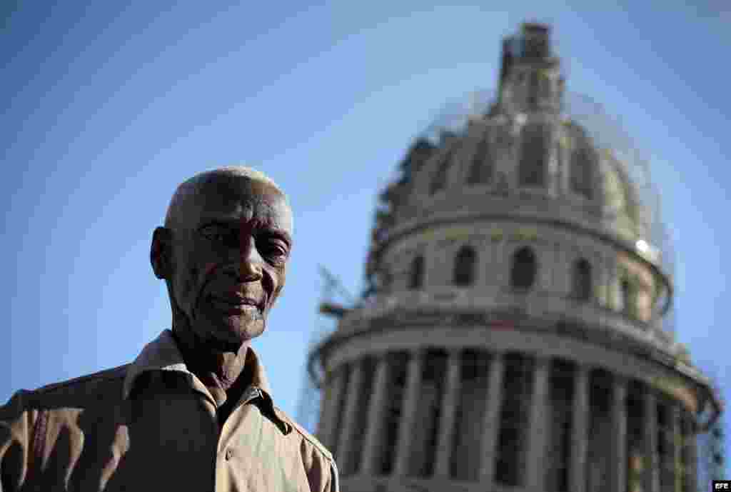 Francisco González, de 94 años, el obrero más viejo que trabaja en la restauración del Capitolio Nacional de Cuba posa este jueves, 16 de mayo de 2013, en La Habana (Cuba). Un andamio de enormes proporciones cubre desde hace semanas la imponente cúpula de