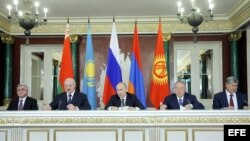Los mandatarios de Rusia, Armenia, Bielorrusia, Kazajistán y Kiguizia durante la reunión de la Unión Económica Eurasiática (UEE) celebrada en el Kremlin, Moscú, Rusia.