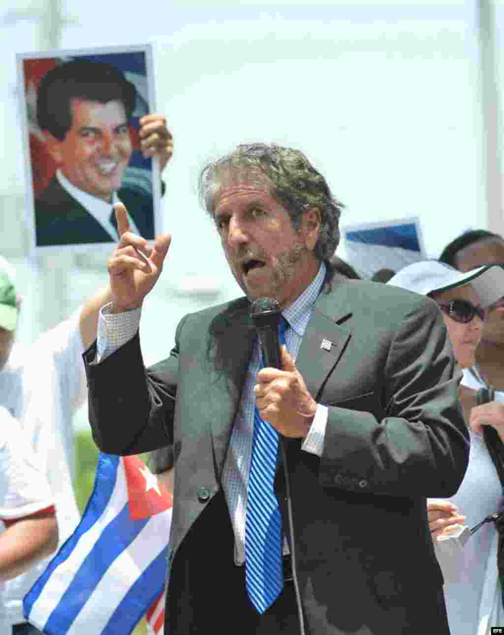 El presidente del movimiento Vigilia Mambisa, Miguel Saavedra, habla hoy, domingo 29 de julio de 2012, en una manifestaci&oacute;n hecha por varias agrupaciones de disidentes cubanos en Miami (EEUU). EFE/GAST&Oacute;N DE C&Aacute;RDENAS