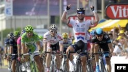 El ciclista británico Mark Cavendish (c) (Omega Pharma-Quick Step), celebra su victoria a su llegada a la meta de la quinta etapa del Tour de Francia 2013.