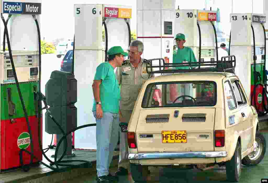 Empleados de la empresa estatal cubana Cupet sirven gasolina en el ServiCupet &ldquo;El Tángana&quot;, ubicado en el malecón habanero.
