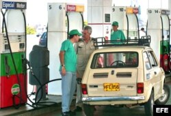 Empleados de la empresa estatal cubana Cupet sirven gasolina en el ServiCupet “El Tángana", ubicado en el malecón habanero.