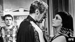 Escena de la película Cleopatra con Richard Burton y Elizabeth Taylor