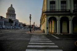 Una calle de La Habana luce desierta tras el anuncio de medidas para frenar la propagación del coronavirus.