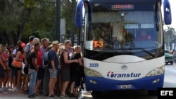 Turistas abordan un autobús en La Habana (Cuba).