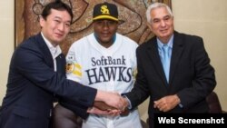 (i-e) Sugihiko Mikasa , vicepresidente del Fukuoka SoftBank Hawks; Alfredo Despaigne ; e Higinio Vélez estuvieron en la firma del pelotero con el club japonés.