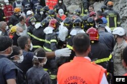 Voluntarios y cuerpos de rescate buscan víctimas del terremoto que golpeó Italia central.