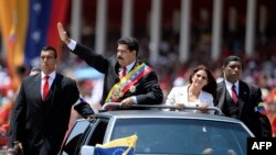 Maduro y Cilia Flores en un desfile en Caracas. Foto Archivo.