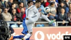 El delantero del Real Madrid Jesé Rodríguez intenta controlar el balón ante el defensa del Getafe Juan Valera
